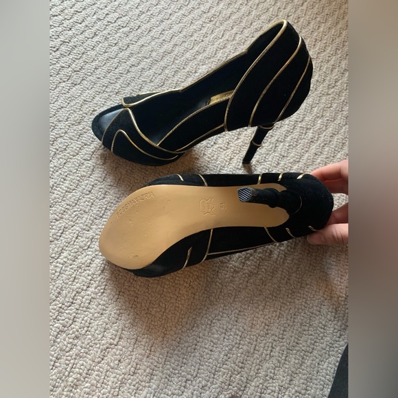 BCBGMAXAZRIA black & gold piped high heels- weirdly small - Picture 2 of 2